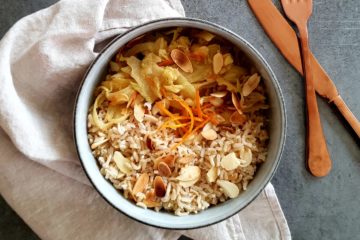 Bowl de fenouil aux amandes à l'orange avec du riz