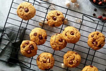 cookies aux noisettes et aux pépites de chocolat présentés sur une grille de refroidissement