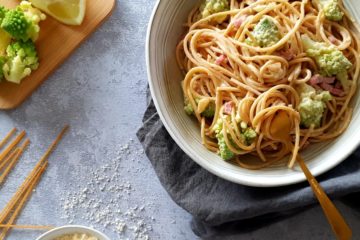 Spaghettis avec du chou romanesco, du bacon, du parmesan et une crème au citron