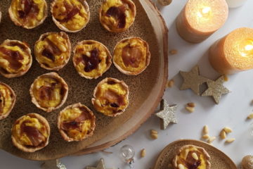 Mini tartelettes aux oignons caramélisés, chèvre et miel avec des pignons de pin pour un apéritif de fêtes