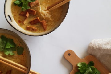 Bols de soupe thaï aux tofu et vermicelles de soja avec de la coriandre fraiche