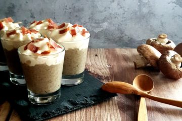 Petites verrines de cappuccino de champignons avec de la chantilly salée et des chips de jambon cru