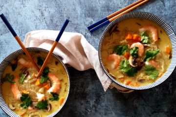 soupe asiatique au lait de coco et crevettes avec des champignons et de la coriandre fraiche