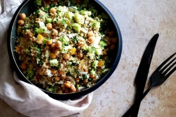 assiette de taboulé aux pois chiches et citron confit, un repas végétarien haut en couleurs