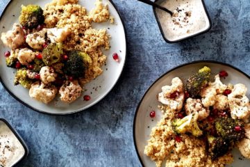 chou-fleur et quinoa rôtis au zaatar servis avec du quinoa et sauce blanche légère au zaatar, assiette colorée et équilibrée