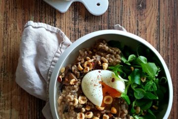 Porridge de sarrasin aux champignons et aux noisettes avec un oeuf mollet coulant