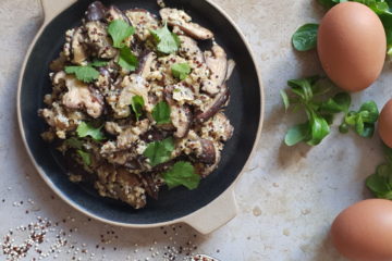 oeufs brouillés au quinoa et aux champignons servis en portion individuelle