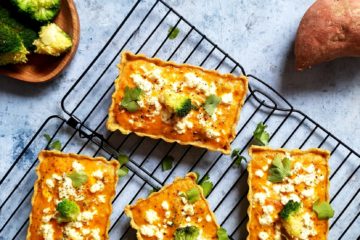 Petites tartes à la patate douce avec des brocolis et de la feta. Elles sont présentées sous forme de tartes individuelles. Tartes colorées et pleine de saveurs.