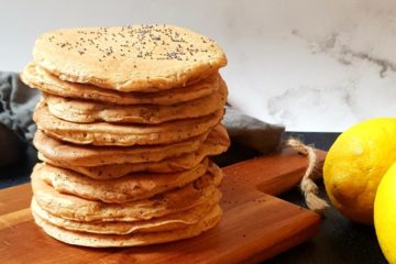 Tour de pancakes au citron et graines de pavot, pancakes servis sur une planche