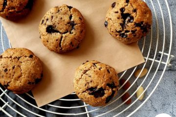 cookies heakthy à l'amande avec des grosses pépites de chocolat placés sur une grille de refroidissement