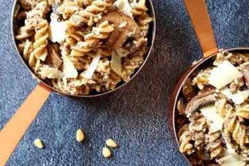cassolettes en cuivre de pâtes aux champignons