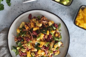 Photo culinaire de salade composée colorée de petit épeautre avec des haricots rouges, de la mangue, de l'avocat et de la coriandre, une salade aux saveurs mexicaines