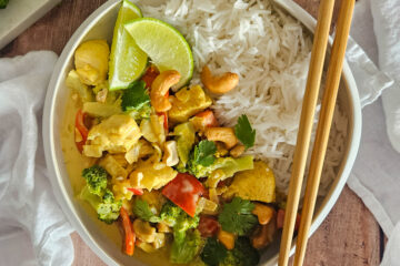 photo culinaire de poulet satay avec des brocolis et des poivrons
