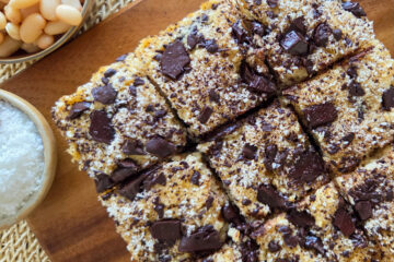 photo culinaire d'une part de gâteau fondant chocolat noir et noix de coco aux haricots blancs