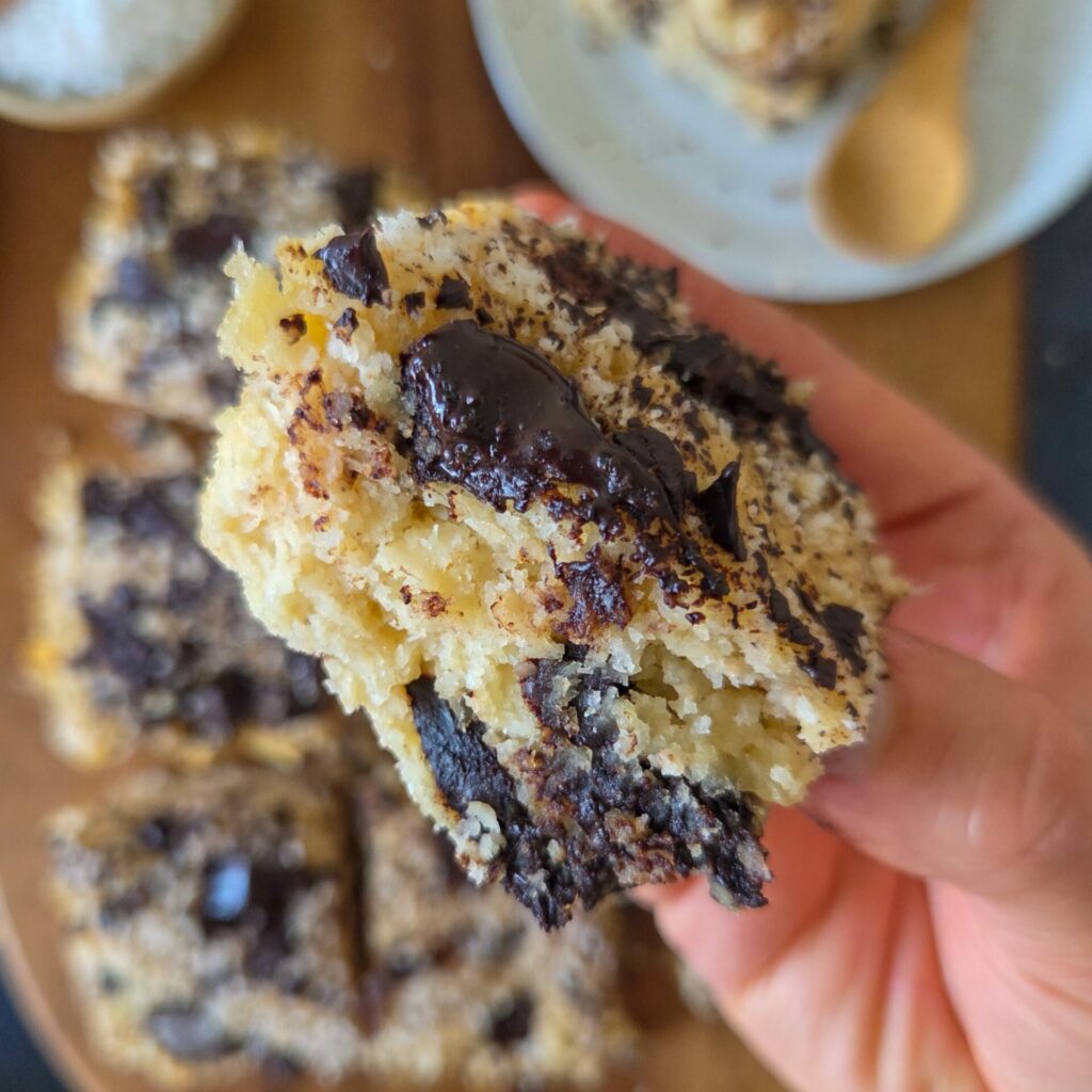 photo culinaire d'une part de gâteau fondant chocolat noir et noix de coco aux haricots blancs