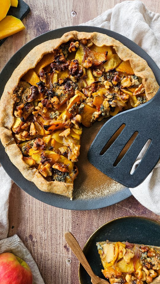 Ça vous tente ? 💬

Si vous regardez régulièrement mon site, vous avez déjà certainement dû voir la recette de cette délicieuse tarte courge, roquefort, pomme 🍎 et noix que j'ai postée il y a un peu plus d'une semaine. Si vous ne l'avez pas encore essayée, foncez ! Gourmandise assurée 😋 

Je vous partage ci-dessous la liste des ingrédients pour 1 tarte. Le détail de la recette vous attend sur mon site healthyliciouus dans la rubrique "tartes, pizzas & cakes salés" (lien direct vers le site dans ma bio @healthyliciouus). 

Vous trouverez aussi sur mon site tous mes livres et ebooks disponibles, avec des recettes inédites bien sûr ! 😋 Mon livre Healthy & Happy IG bas est disponible en ligne et en librairie 📙 

Les ingrédients pour 1 tarte :
Pour la pâte à tarte :
• 180g de farine d’épeautre ou de blé T110
• 5cl d’huile de colza
• 8cl d’eau
• 3g de sel
Pour la garniture :
• 1 petite courge butternut (400 à 500g environ)
• 1 pomme type gala
• 90g de roquefort (ou autre fromage bleu)
• 1 oignon rouge
• 1 c à s d’huile d’olive
• 1,5 c à s de miel d’acacia
• 50g de noix
• 1 c à c de cumin moulu
• fleur de sel, poivre

#igbas #gourmand #tarte