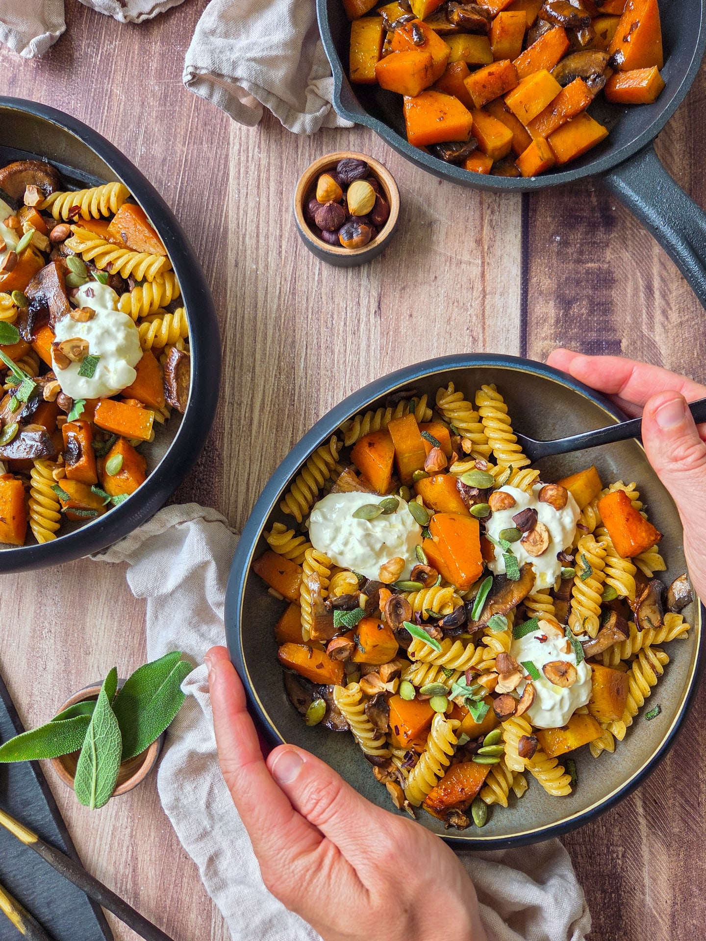 Je vous avais promis une version hivernale de la salade de pâtes, c'est chose faite ! Courge et champignons 🍄‍🟫 rôtis, stracciatella crémeuse, noisettes torréfiées croquantes 🌰, sauge parfumée... Ça vaut le coup d'essayer ! Dites-moi si ça vous dit 😍

Je vous mets la liste des ingrédients pour 4 personnes ci-dessous et le détail de la recette se trouve sur mon site healthyliciouus dans la catégorie "pâtes" (lien direct vers le site dans ma bio @healthyliciouus ).

Vous trouverez aussi sur mon site tous les livres et ebooks disponibles, avec des recettes inédites bien sûr ! 😋
Mon livre Healthy & Happy IG bas est disponible en ligne et en librairie 📙

Les ingrédients pour 4 personnes :
Pour les légumes rôtis:
• 500g de courge butternut
• 300g de champignons Portobello
• 2 c à s d’huile d’olive
• 1 c à s de vinaigre balsamique
• 1 c à s de miel d’acacia
• 1 c à c de paprika fumé
• 1 c à c d’ail semoule
• fleur de sel, poivre
Pour le reste des ingrédients :
• 300g de pâtes complètes
• 50g de noisettes
• une quinzaine de feuilles de sauge
• 160g de stracciatella di bufala
• 25g de graines de courge
• 1 c à s d’huile d’olive
• 1 c à s de vinaigre balsamique
• fleur de sel, poivre

#pasta #healthyfood #igbas #recettesaine