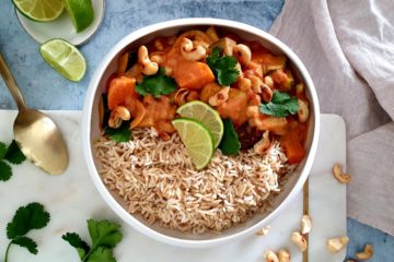 photo culinaire de curry de légumes avec patate douce, aubergine, courgette, pois chiches et noix de cajou torréfiées