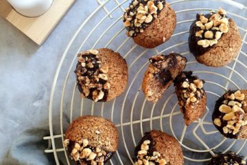 belle photo de rochers enrobés de chocolat et d'éclats de noisettes avec un coeur fondant au chocolat