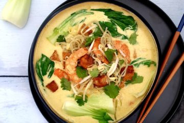 photo culinaire de laksa ou soupe asiatique avec du bok choï, des crevettes et du tofu