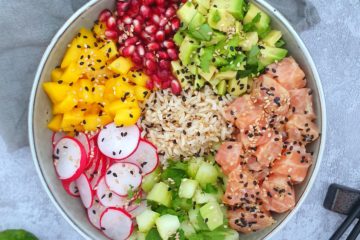 photo culinaire d'un poke bowl au saumon coloré et frais avec de l'avocat et de la mangue