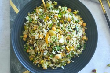 photo culinaire d'une salade de riz et pois chiches à l'orientale avec du citron confit, du persil et de la coriandre