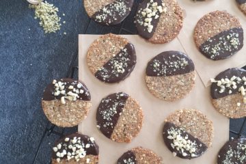 belle photo de biscuits sablés à la noisette, chocolat et graines de chanvre