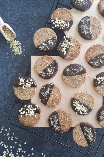 belle photo de biscuits sablés à la noisette, chocolat et graines de chanvre