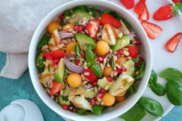 photo culinaire d'une salade fruitée à base de melon, fraise et halloumi