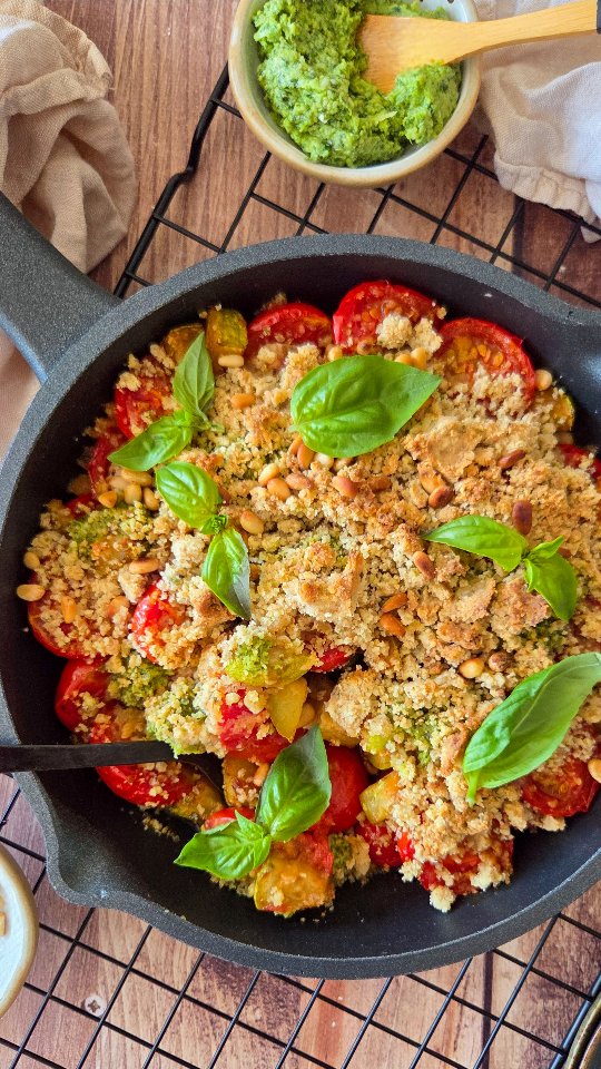 Ce crumble va devenir un incontournable ✨️ chez vous cet été ! Déjà 2 fois que je le fais ici en quelques jours et tout le monde se régale 😋

Tomates cerises juteuses, courgettes fondantes, pesto léger à la ricotta, crumble au parmesan et au thym, pignons de pin... Tout ce que j'aime dans un seul plat ! Et vous, vous aimez toutes ces saveurs ?

Je vous donne la liste des ingrédients en bas de la publication et la recette complète est disponible sur mon site healthyliciouus dans la rubrique "recettes d'été" (lien direct vers le site dans ma bio @healthyliciouus ).

Vous trouverez aussi sur mon site tous mes ebooks disponibles, avec des recettes inédites bien sûr ! 😋
Mon livre Healthy & Happy IG bas est disponible en ligne et en librairie 📙

Les ingrédients pour 4 personnes :
• 500g de courgettes
• 500g de tomates cerises
• 1,5 c à s d’huile d’olive
• 2 gousses d’ail
• 1 c à c de sucre de coco
• 15g de pignons de pin
• 2 c à c de thym ou de romarin
• fleur de sel, poivre
Pour le pesto :
• 20g de basilic
• 20g de pignons de pin
• 15g de parmesan râpé
• 20g de ricotta
• 1 gousse d’ail
• 20g d’huile d’olive
• 2 c à s de jus de citron
• fleur de sel, poivre
Pour le crumble :
• 60g de farine de blé ou d’épeautre T150
• 20g de poudre d’amandes
• 20g de parmesan râpé
• 30g d’huile d’olive
• 1 c à c de thym ou de romarin
• sel, poivre

#crumble #igbas #healthyfood #mieuxmanger