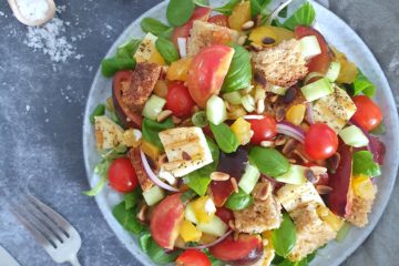 photo culinaire d'une salade panzanella au halloumi, fraiche et colorée qui inspire l'été
