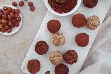 photo culinaire d'energy balls à la noisette enrobées de cacao et de poudre de noisettes, à base d'abricots secs