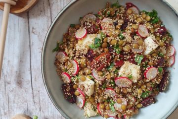 photo culinaire d'une salade de lentilles et de quinoa avec des radis, des noix de pécan caramélisées et de la coriandre fraîche