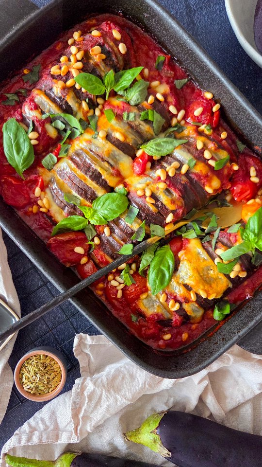 Une façon très très gourmande de cuisiner l'aubergine ici 😋 Une sauce tomate 🍅 parfumée, des aubergines 🍆 fondantes grâce à la technique de découpe hasselback, de la mozzarella gratinée, des pignons de pin croquants, du basilic frais... Alors, vous êtes convaincus ? 😍

Je vous partage la liste des ingrédients en bas de la publication et la recette complète est disponible sur mon site healthyliciouus dans la rubrique "légumes & accompagnements" (lien direct vers le site dans ma bio @healthyliciouus).

Vous trouverez aussi sur mon site tous mes ebooks disponibles, avec des recettes inédites bien sûr ! 😋
Mon livre Healthy & Happy IG bas est disponible en ligne et en librairie 📙

Les ingrédients pour 4 personnes :
• 2 belles aubergines d’environ 300 à 350g chacune
• 400g de tomates cerises
• 1 oignon rouge
• 4 gousses d’ail
• 3 c à s d’huile d’olive
• 500g de coulis de tomates (passata)
• 1 c à c de sucre de coco
• 2 c à c de graines de fenouil
• 125g de mozzarella di bufala
• 30g de pignons de pin
• une quinzaine de feuilles de basilic
• 1 c à c a paprika
• fleur de sel, poivre

#healthyfood #igbas #summer #mangermieux