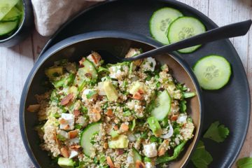 photo culinaire d'une salade de quinoa verte avec des herbes fraiches, de l'avocat, du concombre et de la feta
