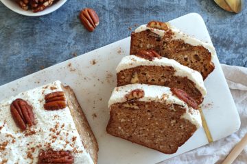 photo culinaire d'un carrot cake aux noix de pécan caramélisés et un glaçage