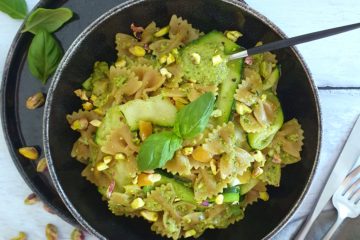 photo culinaire de pâtes au pesto de pistaches avec des courgettes grillées et des pistaches concassées