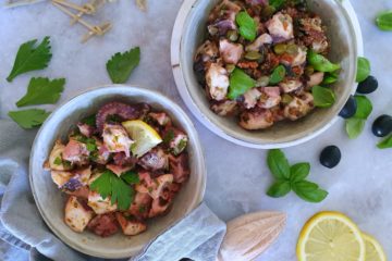 photo culinaire de salades de poulpe à deux saveurs : ail, citron et persil et olives, tomates séchées et câpres
