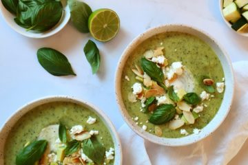 photo culinaire de bols de soupe froide de courgettes, avocat avec du basilic et du citron vert