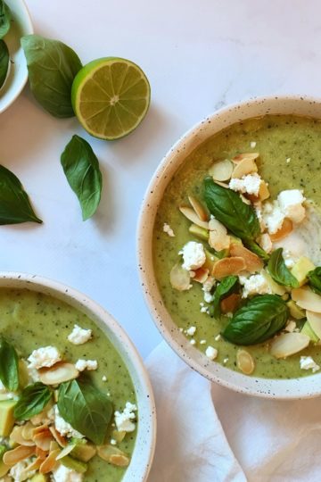 photo culinaire de bols de soupe froide de courgettes, avocat avec du basilic et du citron vert
