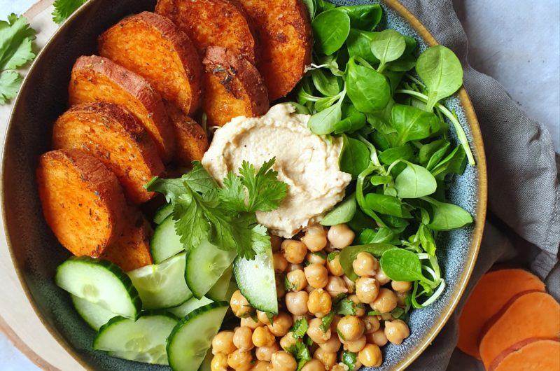VEGGIE BOWL D'AUTOMNE À LA PATATE DOUCE