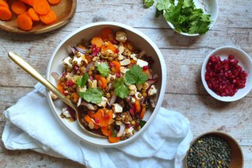 photo culinaire d'une salade de lentilles & carottes avec une sauce épicée et de la coriandre