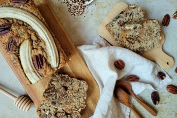 photo culinaire d'un banana bread au quinoa et aux noix caramélisées
