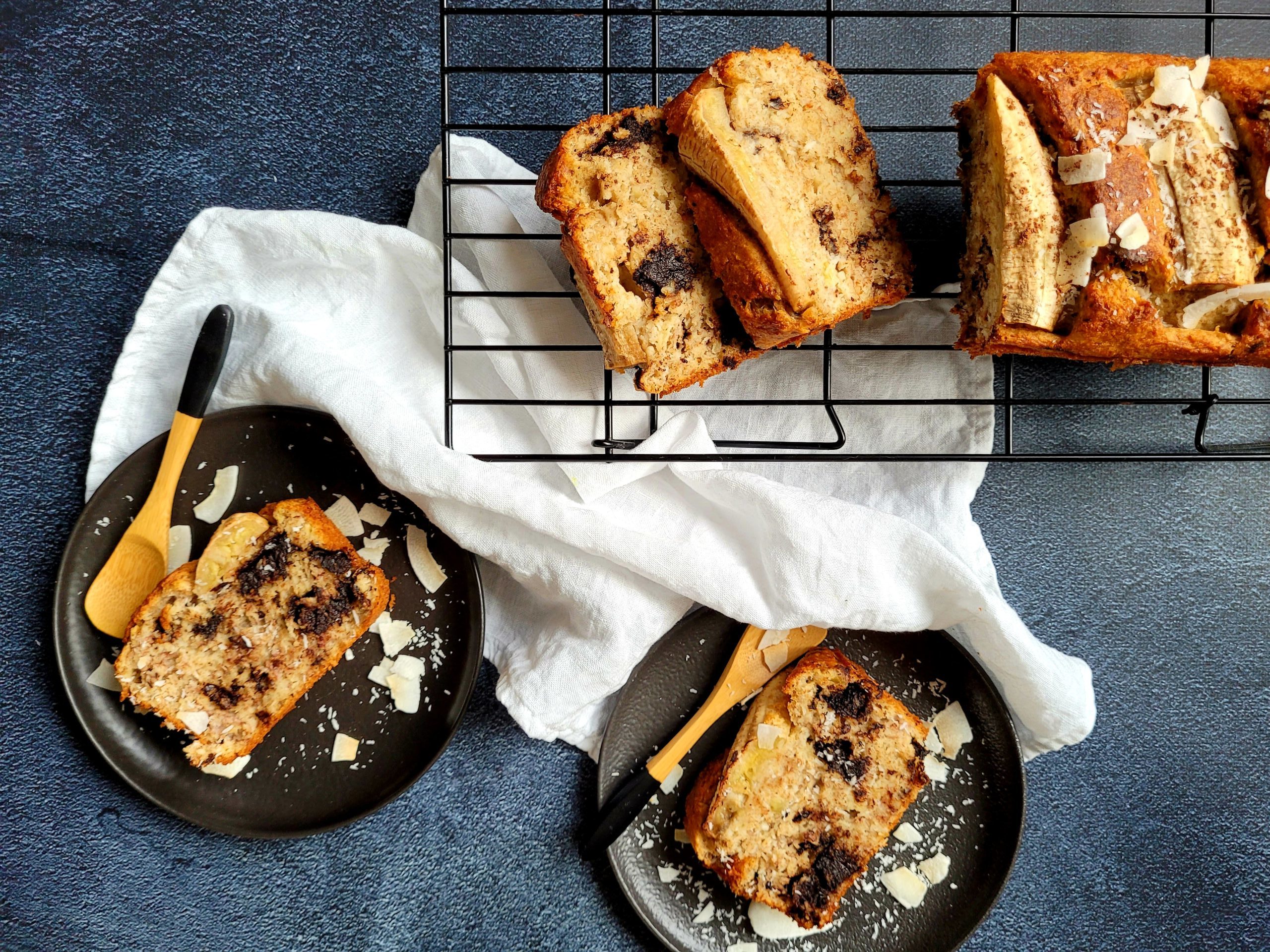 photo culinaire d'un banana bread coco-choco avec de la noix de coco râpée et des copeaux de coco