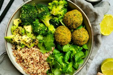 photo culinaire d'un buddha bowl avec des falafels de brocolis, du quinoa, des brocolis et de l'avocat