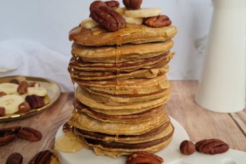 photo culinaire d'une pile de pancakes moelleux IG bas avec des noix de pécan et des bananes