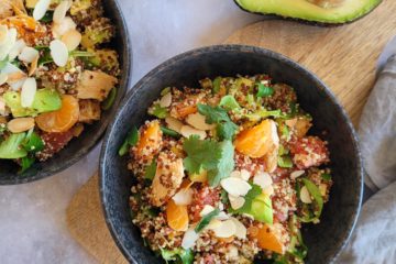 photo culinaire d'une salade de quinoa aux agrumes et poulet mariné avec de l'avocat