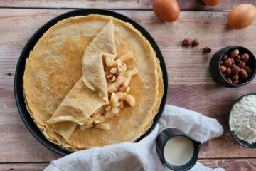 photo culinaire de crêpes à la noisette avec une garniture de poires à la cannelle et aux noisettes