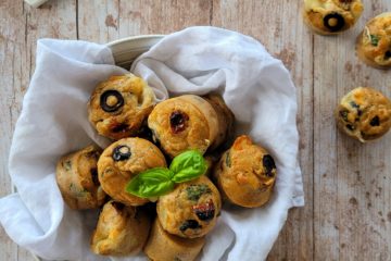Photo culinaire de muffins salés aux tomates séchées, olives noires, mozzarella et basilic