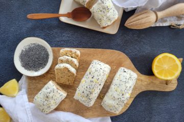 photo culinaire de mini cakes aux deux citrons et pavot avec un glaçage healthy à base de skyr